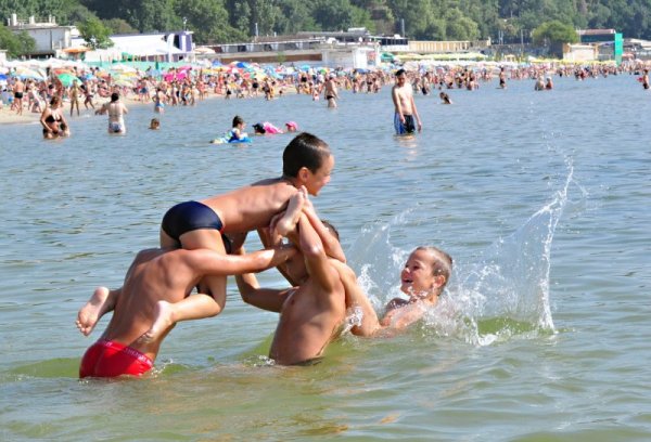 Температура на въздуха от над 30 градуса буквално препълни варненския плаж. Жегата се очаква да продължи и през следващите дни. Снимка: БТА