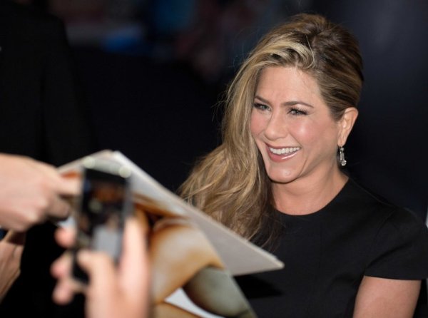 Актрисата Дженифър Анистън се усмихва пред фотографите преди премиерата на филма "Ние сме семейство Милърс" в германската столица Берлин. Снимка: БТА