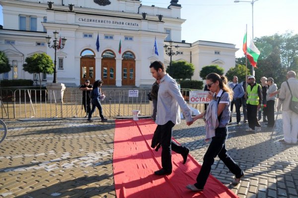 Червен килим бе разпънат, за да посрещне народните избраници. Снимка: Булфото