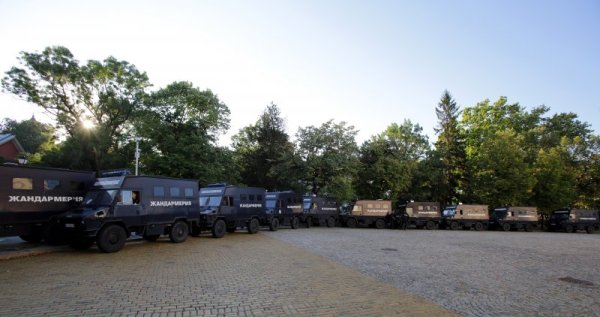 Десетки коли на жандармерията охранява сградата на парламента, а и протестиращите от контрапротестиращите, които пък се събраха пред храм-паметника &quot;Св. Александър Невски&quot;. Снимка: БТА