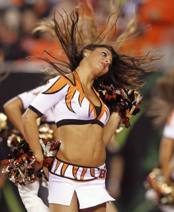 Мажоретка на "Синсинати Бенгалс" забавлява публиката на своя отбор по време на мача срещу Питсбърг от НФЛ в Синсинати, щата Охайо. Снимка: Reuters