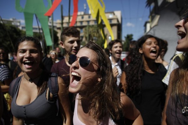 Ученички протестират в центъра на гръцката столица Атина. За трети пореден ден служителите от обществения сектор в Гърция продължават своята стачка срещу мащабния правителствен план за преструктуриране на държавния сектор. Снимка: БТА