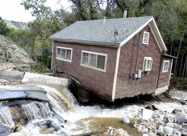 Къща е отнесена от придошлите води в американския щат Колорадо. Над 1000 души се водят за изчезнали в резултат на катастрофалните наводнения в щата, които тормозят от няколко дни местното население. Снимка: БТА