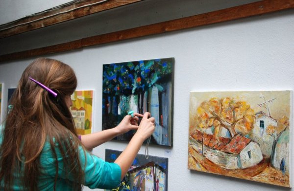 Завърши вторият регионален пленер по живопис &quot;Благоевград - древен и модерен&rdquo;. Много почитатели на изобразителното изкуство събра изложбата на участниците, която бе подредена в двора на Измирлиевата къща сред неповторимата атмосфера на възрожденския квартал &quot;Вароша&quot;. Снимка: БТА