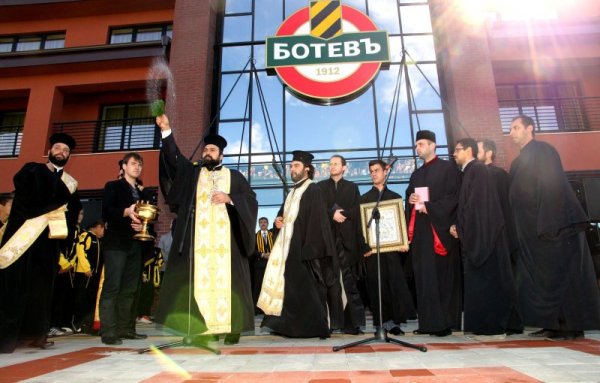 Ръководството на футболния Ботев (Пловдив) откри най-модерната футболна тренировъчна база в България. &quot;Футболен комплекс Ботев 1912&quot; се разполага върху площ от 66 034 кв.м. Той включва 6 футболни терена, хотел, многофункционална спортна площадка, два басейна, джакузи, сауна, парна баня, писта, пясъчник, спортно-възстановителен център, паркинг, фен-магазин, фен-кафе, зала за пресконференции, фитнес и трибуна с 2000 седящи места. Снимка: Булфото