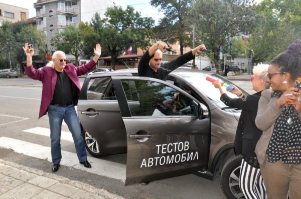 Етиен и Коцето се предадоха пред водната струя на Поли. Снимка: Dnes.bg