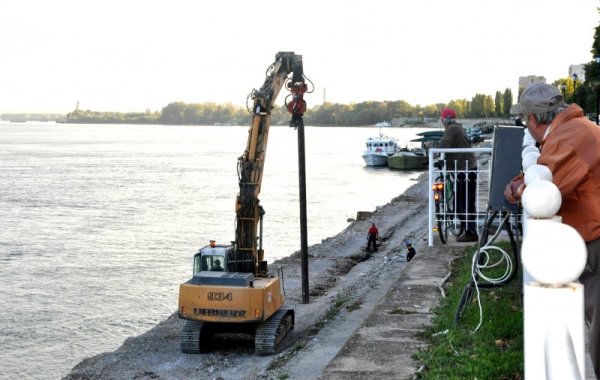 Ниското ниво на река Дунав позволява извършването на ремонтните дейности на кейовата стена при Видин. Ремонтът е на стойност близо 5 млн. лева и се налага заради появилите се деформации по облицовката на кейовата стена. Видинският кей е ремонтиран за последно през 1983 година. Снимка: БТА