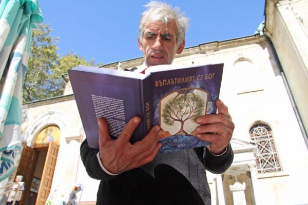 Хора разглеждат книги и материали на православна тематика, изложени пред църквата Св. Николай Чудотворец във Варна по случай Седмицата на православната книга, която се провежда за 15-ти пореден път. Снимка: Impact Press Group
&nbsp;