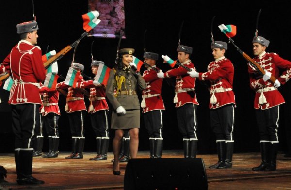 Министърът на отбраната Ангел Найденов поздрави ветераните от Армейския  естраден ансамбъл  и награди Маргрет Николова на тъжество в Народния  театър "Иван Вазов" по повод 50 годишнина от създаването на ансамбъла. Снимка: Булфото