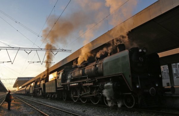 От Централна гара &ndash; София потегли луксозният атракционен влак &quot;Балкан Експрес 2013&quot;. Във влака пътуват около 200 туристи от цял свят, любители на атракционните пътувания с парни локомотиви. Композицията е съставена от четири пътнически ретро вагона и два вагон-ресторанта, произведени през 60-те години на 20 век в Германия. Пътуването на влака започна на 3 октомври от Германия и продължава с шестдневна обиколка из България. На територията на нашата страна влакът ще се движи по маршрутите София - Лакатник - Червен бряг, Горна Оряховица - Стара Загора - Пловдив и Пловдив - Карлово - София. Снимка: БТА