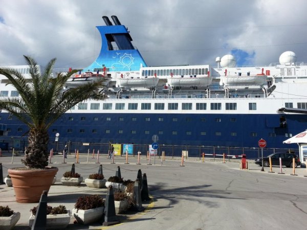 Гъста мъгла в ранното понеделнишко утро затрудни  акостирането на последния за годината пасажерски кораб гостуващ на  Морска гара Варна - Quest for adventure. Снимка: Булфото