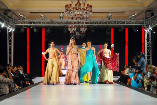 Манекенки представят тоалети на пакистански дизайнер по време на модно ревю в Исламабад, Пакистан. Снимка: БТА
&nbsp;