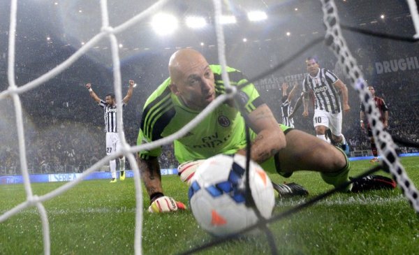 Вратарят на Милан Кристиан Абиати гледа безпомощно топката, която е във вратата му след удара на Андреа Пирло от Ювентус по време на мача между двата отбора от италианската Серия А. Шампионите от Торино спечелиха дербито с 3:2. Снимка: Reuters
