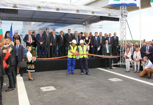 На 14 юни двама работници от България и Румъния прерязаха лентата на съоръжението. Снимка: Булфото