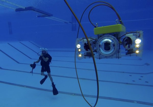 Водолази от сдружение &quot;Black sea Dive Odessos&quot; се запознават с възможностите и управлението на специален подводен робот &quot;ROV&quot; в технически басейн. Този тип роботи се използват напоследък за работа в морските дълбини по време на научна работа и подводна археология. Снимка: Impact Press Group