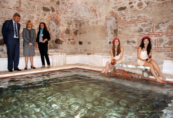 Министърът на регионалното развитие Десислава Терзиева посети разложкото село Баня, където откри официално туристически атракциони, реализирани по проект "Адаптиране на паметниците на културно-историческото наследство за развитие на туризма в община Разлог". Той е финансиран по Оперативна програма "Регионално развитие" 2007-2013 г. чрез Европейския фонд за регионално развитие. Изпълнението на проекта, чиято стойност е 2 023 923 лева, разкрива в нова светлина Старата баня, известна още и като Римската баня, и Старата турска баня, които са превърнати в атрактивни туристически обекти. Снимка: БТА