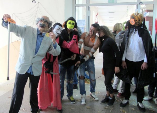 Хелоуин празнуваха учениците от ТПГ "Мария Кюри" в Перник. Тази година традиоционните  забавления включваха дефиле с костюми, почерпка с Хелоуин лакомства, раздавани от приветливи вещици и много кулинарни изненади. Снимка: БТА