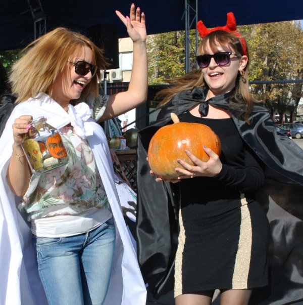 Ученици от хасковската гимназия с преподаване на чужди езици "Проф. д-р Асен Златаров" проведоха за Хелоуин весел благотворителен базар в центъра на града. Събраните средства ще бъдат за сирийските бежанци от лагерите в Пъстрогор и Харманли. Снимка: БТА