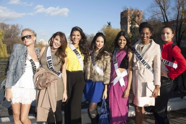 Кандидатки за титлата Мис Вселена 2013, между които българката Венета Кръстева (първата в ляво), позират за снимка в Москва.  На 9 ноември тaзи година в руската столица е финалният кръг на "Мис Вселена", собственост на американския милиардер Доналд Тръмп. Снимка: Reuters