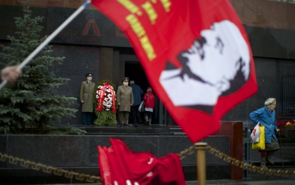 Привърженици на комунистическата партия в Русия веят червено знаме с лика на Ленин на Червения площад в столицата Москва. На 7 ноември Русия ще отбележи 96 година от Октомврийската болшевишка революция. Снимка: БТА