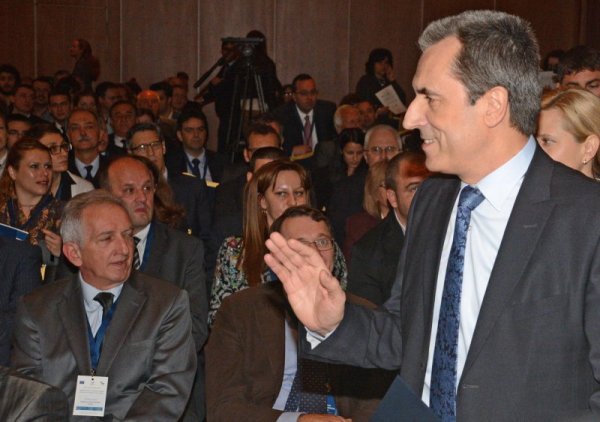 Орешарски приветства участниците във форума. Снимка: Булфото