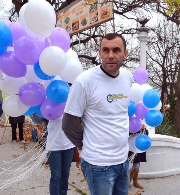 Баскетболната легенда Тодор Стойков се включи в помощ на Варненската асоциация на болните от диабет, която организира отбелязване на световния ден за борба срещу коварната болест. Акцията се проведе на стълбите водещи към централния плаж в морския град. Снимка: БТА