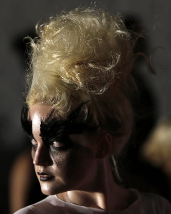 Модел дефилира по време на ревюто "Asuncion Dresses". Снимка: Reuters