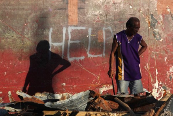 След опустошителният тайфун във Филипините хората имат нужда от помощ. Снимка: Reuters