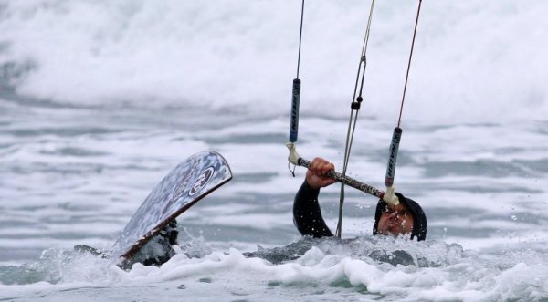 Кайтсърфсити яхнаха вълните във Варна. Снимка: Impact Press Group