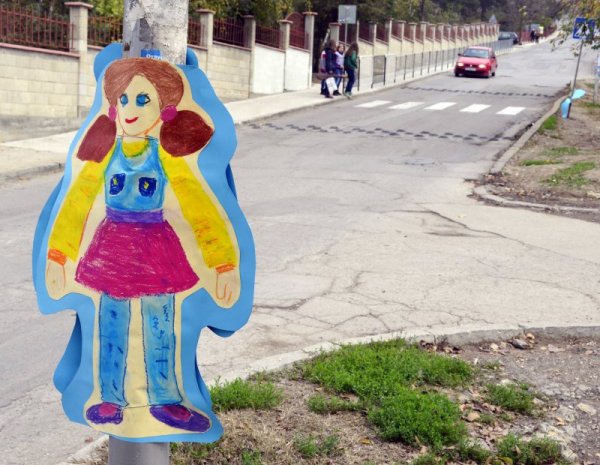 Ученици от СОУ "Св.Климент Охридски" в Добрич окачиха край пешеходните пътеки около училището собственоръчно изработени двуизмерни макети на деца в рамките на Националната кампания "Шофирането не е игра". Целта на макетите е провокиране на вниманието на водачи на МПС и намаляване предпоставките за пътно - транспортни произшествия. Снимка: БТА
&nbsp;