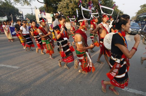 Жители на източния индийски щат Манипур дефилират по време на участието си във фолклорен фестивал в Алахабад. Снимка: БТА
