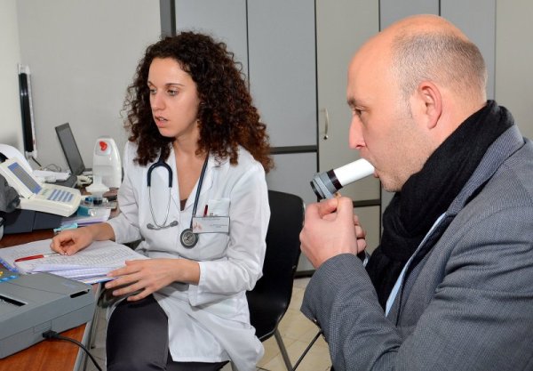 Българското дружество по белодробни болести отбеляза Световния ден на хроничната обструктивна белодробна болест - ХОББ, с безплатни прегледи в МБАЛ &quot;Света Марина&quot; в морския град. Белодробни специалисти извършваха изследване на дишането на желаещите. Снимка: БТА