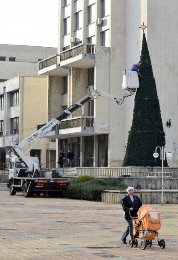 12 метрова изкуствена Коледна елха монтира Община Добрич на пл.&quot;Демокрация&quot; в центъра на града за предстоящите празници. Предстои светлините на елхата да бъдат запалени преди празниците. Снимка: БТА