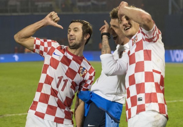 Футболистите на Хърватия Дарио Сърна, Марио Манджукич и Никица Йелавич празнуват класирането на своята страна на Световното първенство по футбол през 2014 година. Хърватите победиха в бараж Исландия с общ резултат 2:0 и ще играят на Мондиал 2014. Снимка: БТА