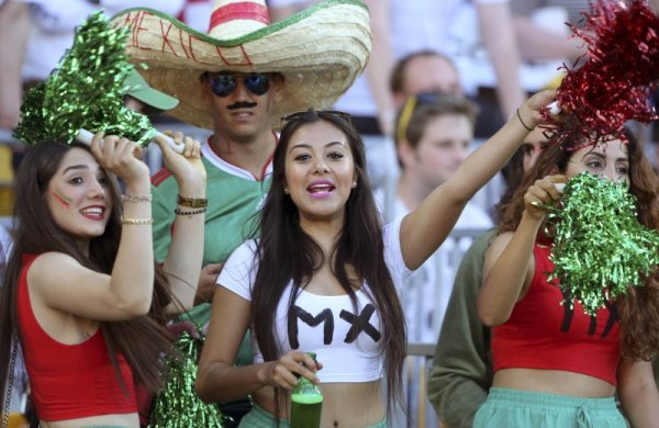 Фенки на националния отбор на Мексико празнуват класирането на своите любимци за Световното първенство в Бразилия. Мексико преодоля без проблем в баража съперниците си от Нова Зеландия с общ резултат от двата мача 9:3. Снимка: БТА