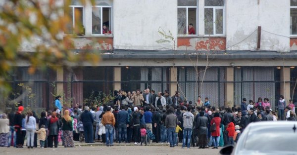 Председателят на Държавната агенция за бежанците Николай Чирпанлиев (в средата) и комендантът на лагера полковник Пепи Джуренов (вдясно) опитват да тушират напрежението в центъра. Снимка: Булфото