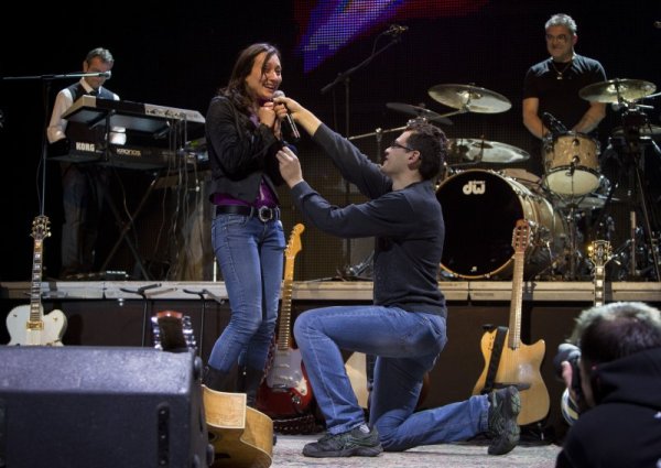 Младеж поиска ръката на любимата си. Снимка: БТА