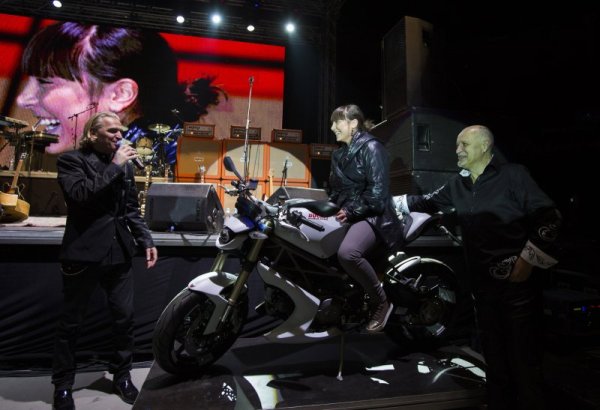 Младо момиче се сдоби с мощен мотор. Снимка: БТА