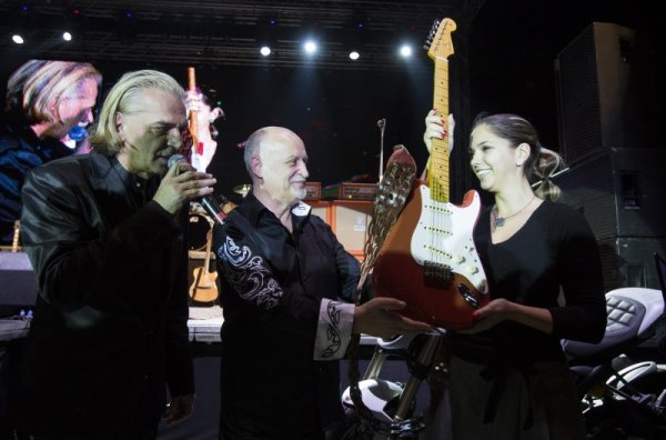 Щастливката, която спечели маркова китара. Снимка: БТА