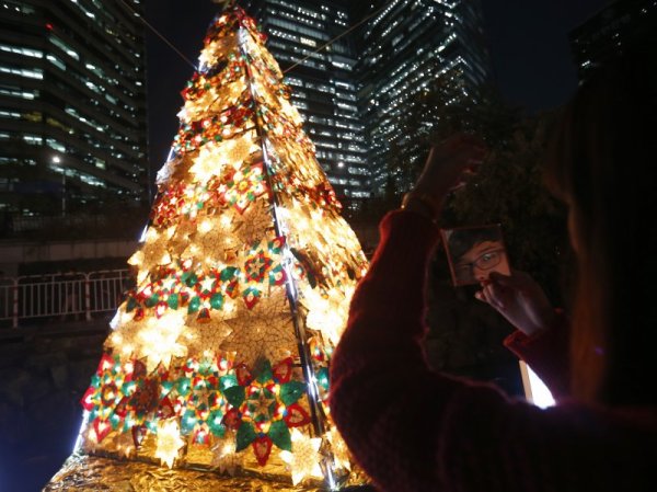 Влюбени пред елхата в Сеул, Южна Корея. Снимка: Reuters