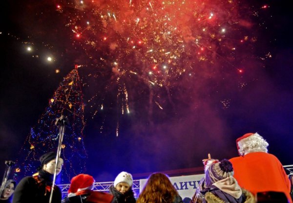 Заря предхождаше запалването на елхата в София. Снимка: Булфото