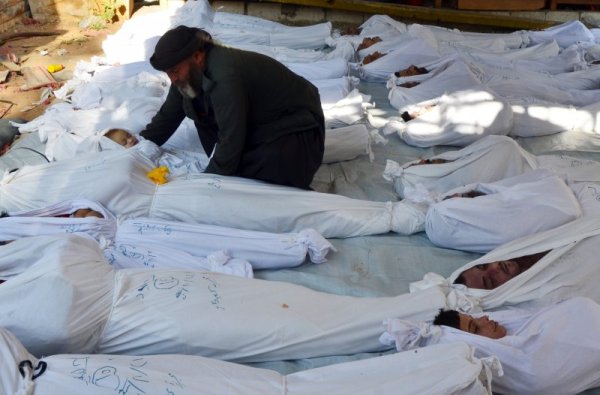 Телата на загинали при химическата атака край Дамаск. Снимка: Reuters
&nbsp;
