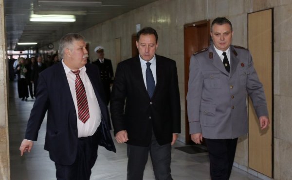 Министърът на отбраната Ангел Найденов представи новия началник на Военномедицинската академия полк. доц. Крум Кацаров (дясно) пред личния състав на болницата. На церемонията присъства и бившият вече началник на ВМА ген.-майор проф. Стоян Тонев (в ляво). Снимка: БТА