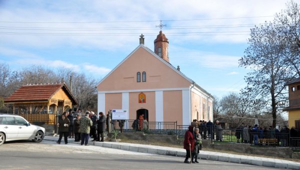 За Коледните празници отвори врати изцяло обновената и ремонтирана църква &quot;Св. Николай Чудотворец&quot; във видинското село Шишенци, строена през 1906 г. Изцяло е сменен покривът на храма, положена е нова мазилка, подменена е елекрическата инсталация и е ремонтирана камбанарията. Средствата са осигурени по европейски проект - Програма за развитие на селските райони -мярка 322. Снимка: БТА