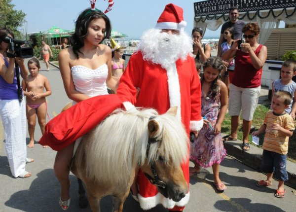 Роден Дядо Коледа си е намерил Снежанка на плажа в Бургас. Снимка: Булфото
