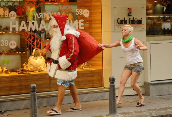 Софиянка гони Дядо Коледа: И аз искам да съм Снежанка... Снимка: Булфото