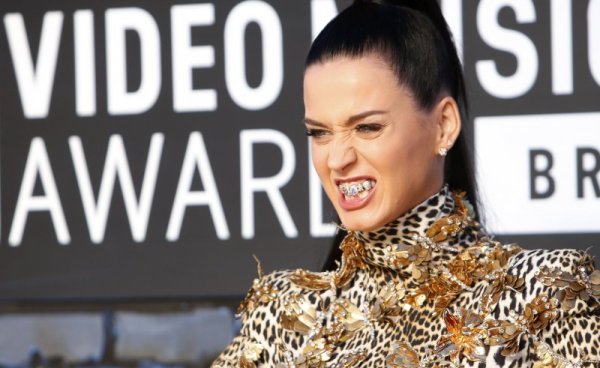 Кейти Пери демонстрира различна усмивка по време на MTV Video Music Awards в Ню Йорк. Снимка: Reuters