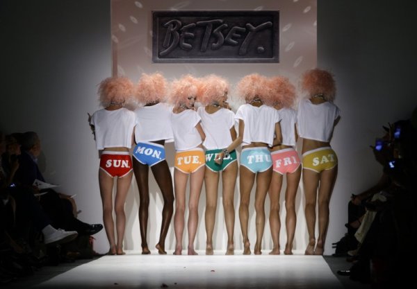 Модели по време на представянето на колекцията Пролет/Лято на Бетси Джонсън по време на Седмицата на модата в Ню Йорк. Снимка: Reuters