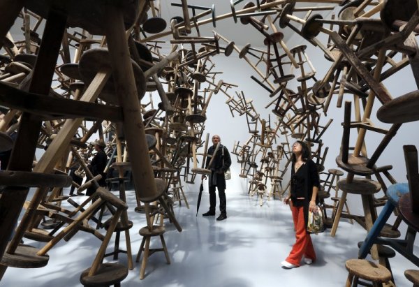 Посетители разглеждат инсталацията Bang на китайският артист Ай Уейуей на 55-тото биенале във Венеция. Снимка: Reuters