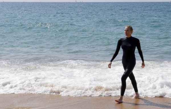 Принцесата на Монако Каролин демонстрира добра спортна форма на плаж във Франция. Снимка: Reuters